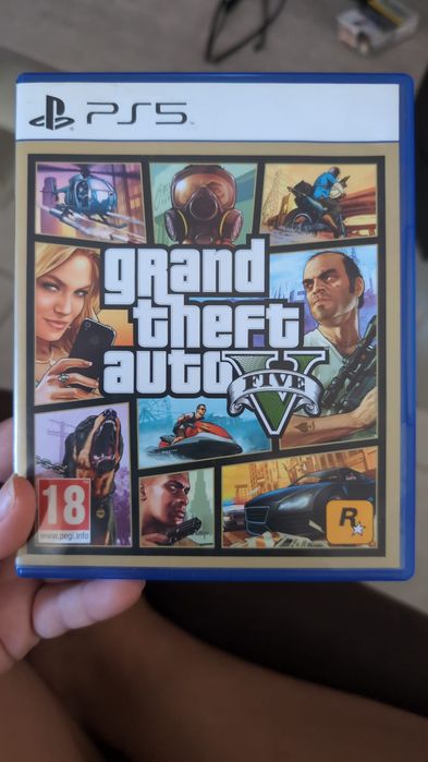 Ps5, 2x comandos, 4x jogos físicos, base de carregamento.