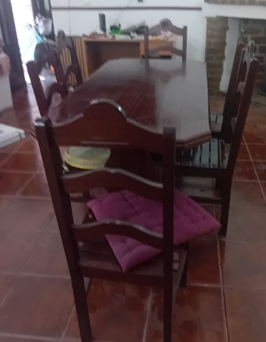 Mesa de cozinha e seis cadeiras,estão  novos  para deocupar espaço  madeira pinho .