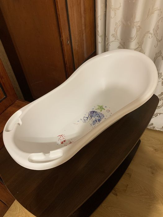 Біленька дитяча ванночка