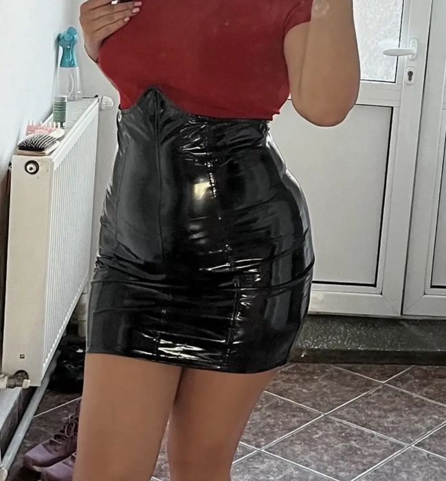 Czarna lakierowana lateksowa spódnica mini z wysokim stanem M