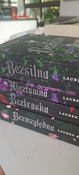 Bezsilna/Niezłomna Lauren Roberts