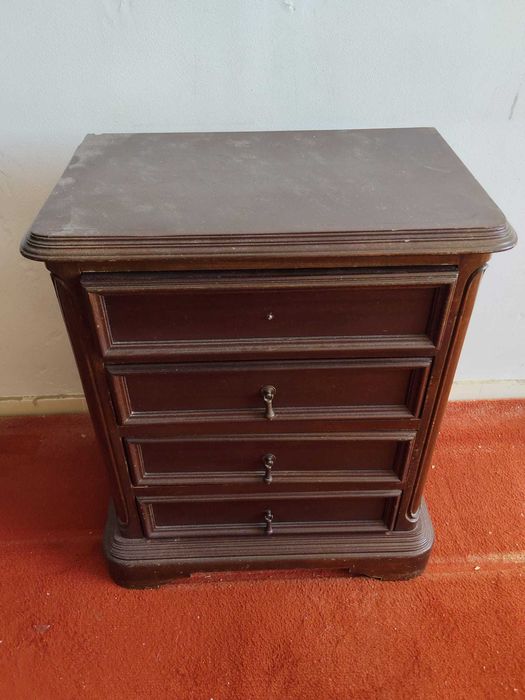 Mesa de cabeceira / cómoda pequena antiga