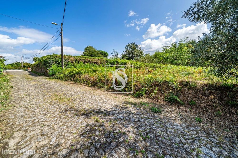 Terreno com 1381 m², junto ao Rio Minho, em Vila Nova de Cerveira
