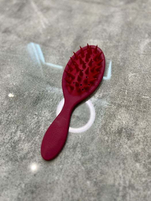 Szczotka do wcierki silikonowa bordowa z rączką