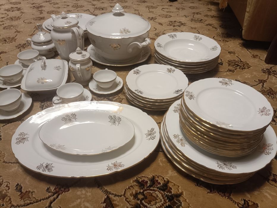 Сервиз столовый,сервиз кофейный.Чехословакия