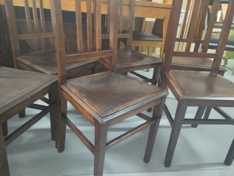 Cadeiras antigas em madeira