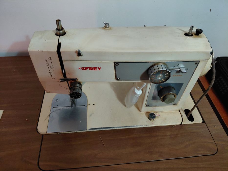 Máquina de costura Refrey com móvel
