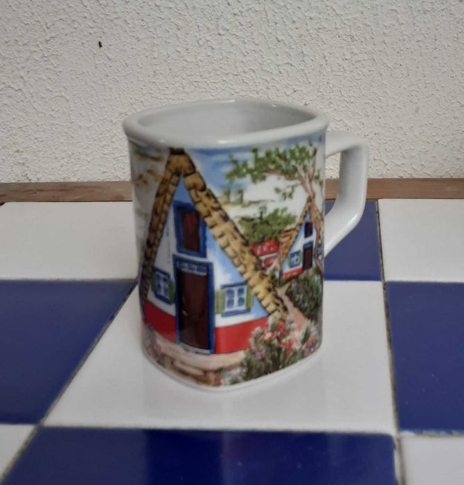 Caneca Souvenir em Cerâmica da Madeira/Portugal