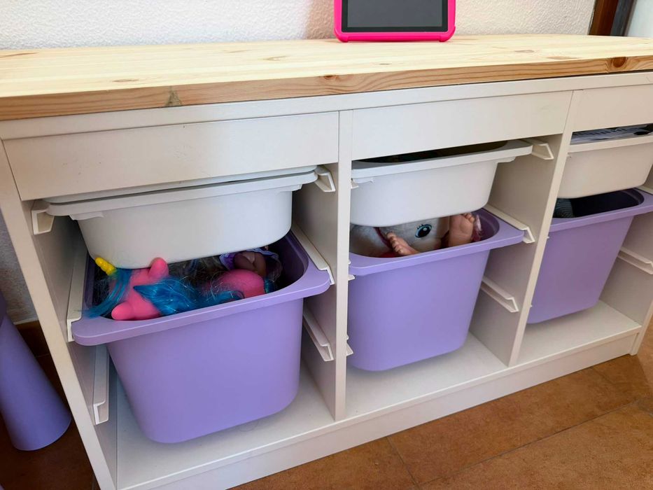 Arrumação IKEA com mesa e cadeira infantil