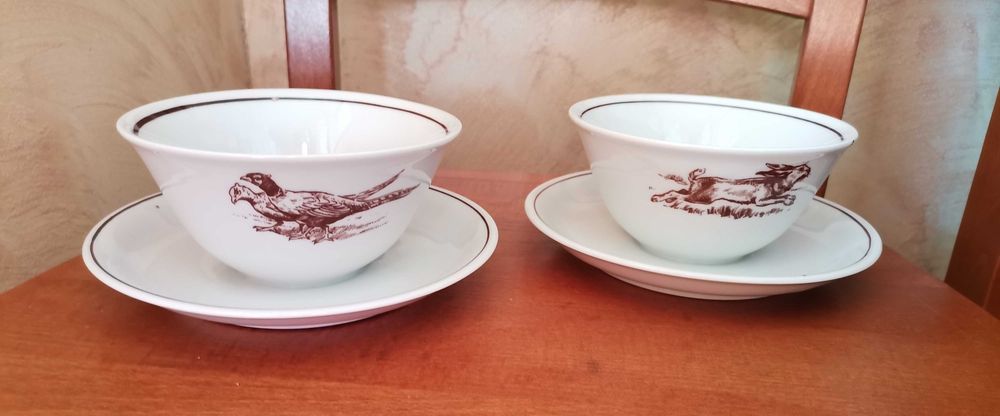 Dwie bulionówki z podstawkami