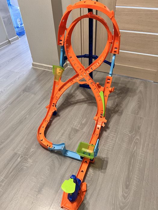 Hot Wheels вісімка