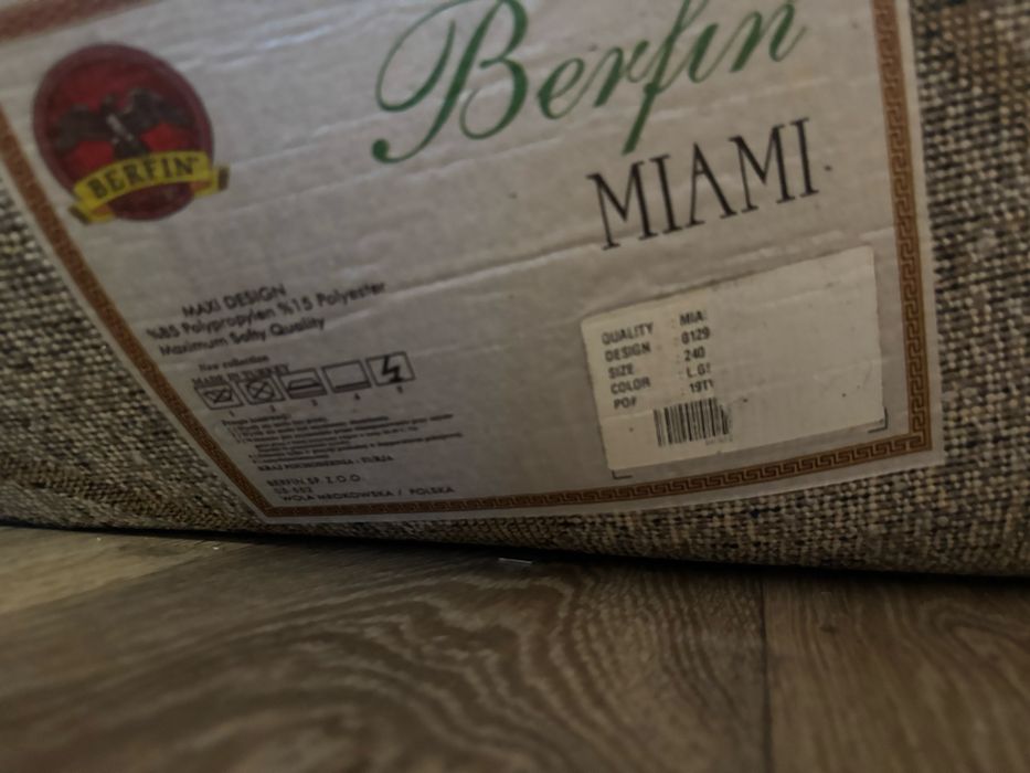 Szary, nowoczesny dywan