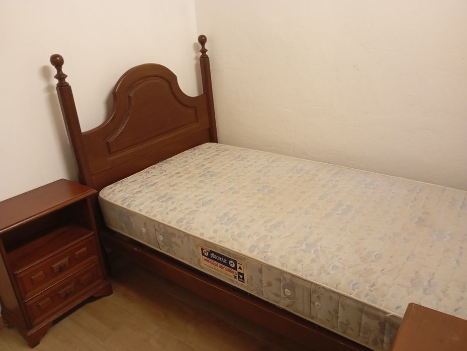 Cama de solteiro com colchão e mesinhas de cabeceira