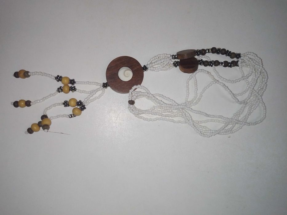 Colar branco comprido