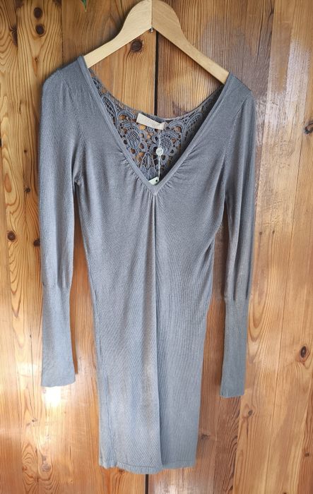 Nowa sukienka 36 S / 38 M midi jasnoszara dekolt V koronka
