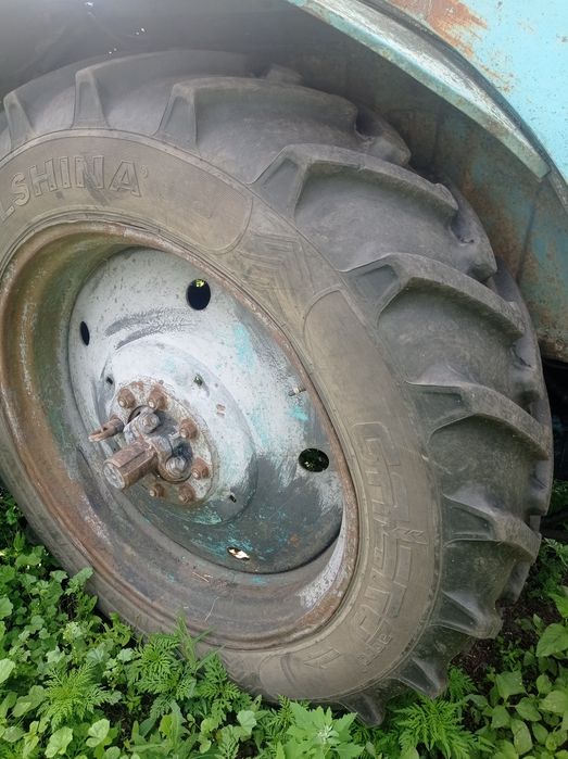 Продам МТЗ 80, дискову борону, культиватор, плуг, два причіпа, оприскувач