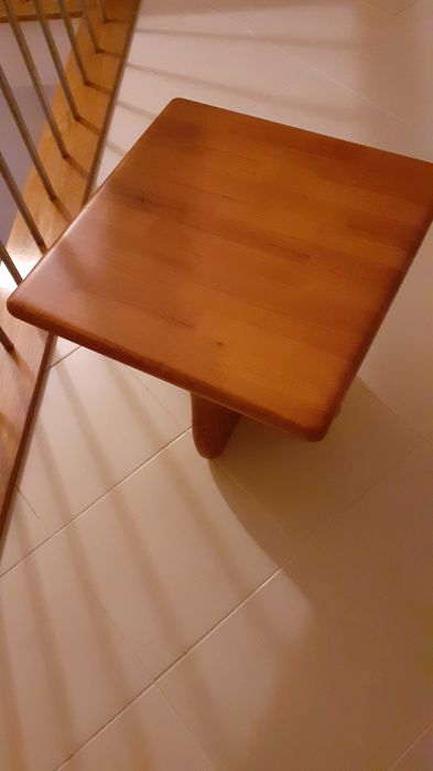 Mesa de apoio em Pinho Mel para sala de estar de estar