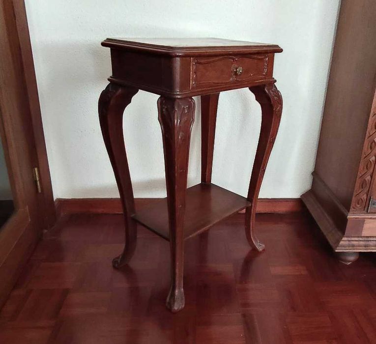 Mesa de apoio ou de cabeceira