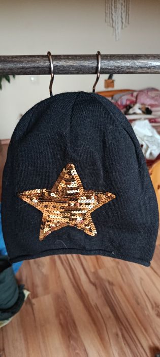 Czarna czapka damska