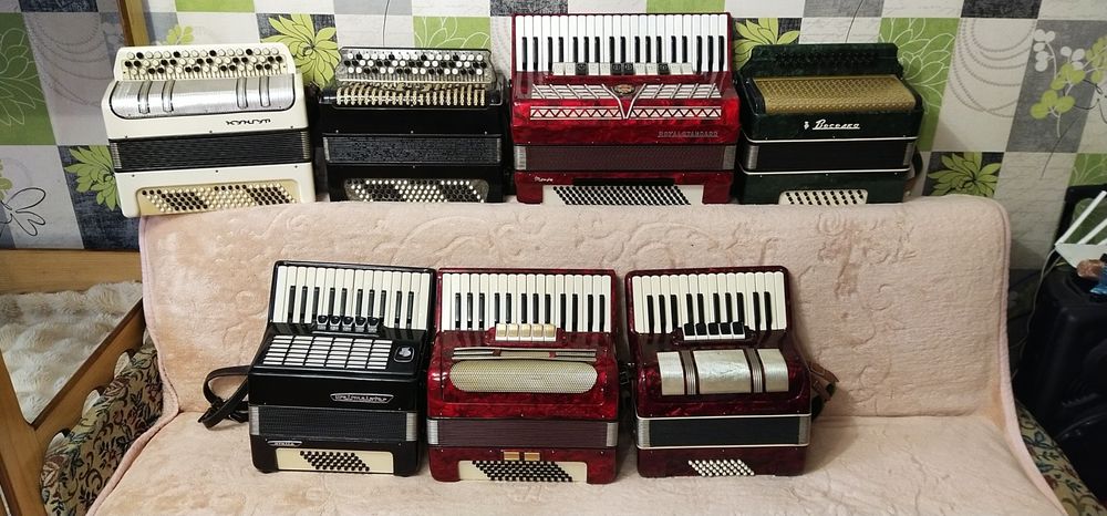 Повний 4/4 акордеон Royal Standard Montana 11+4.