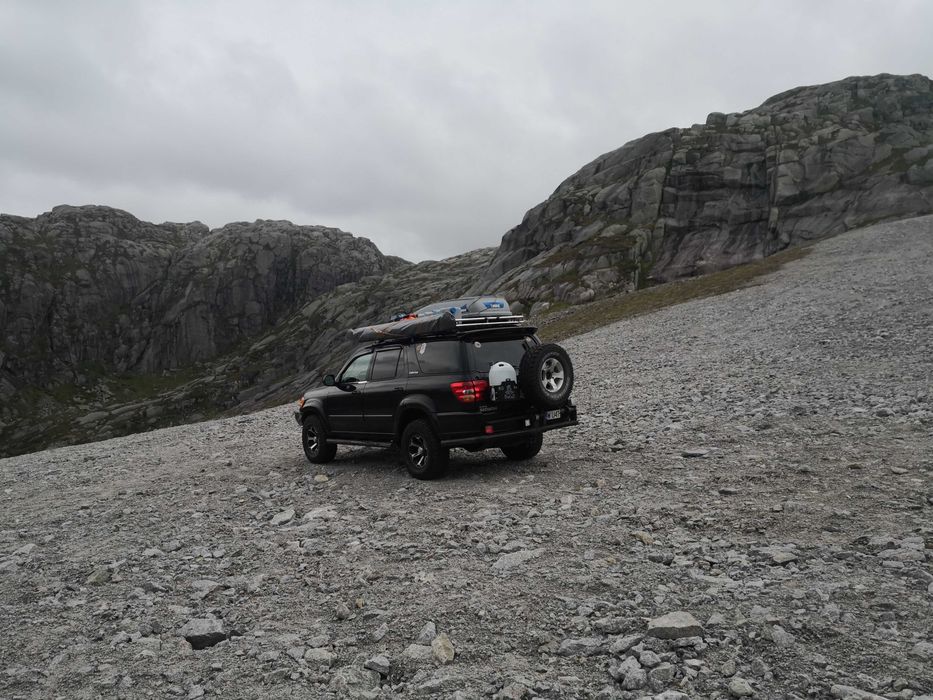 Toyota Sequoia nie Land Cruiser