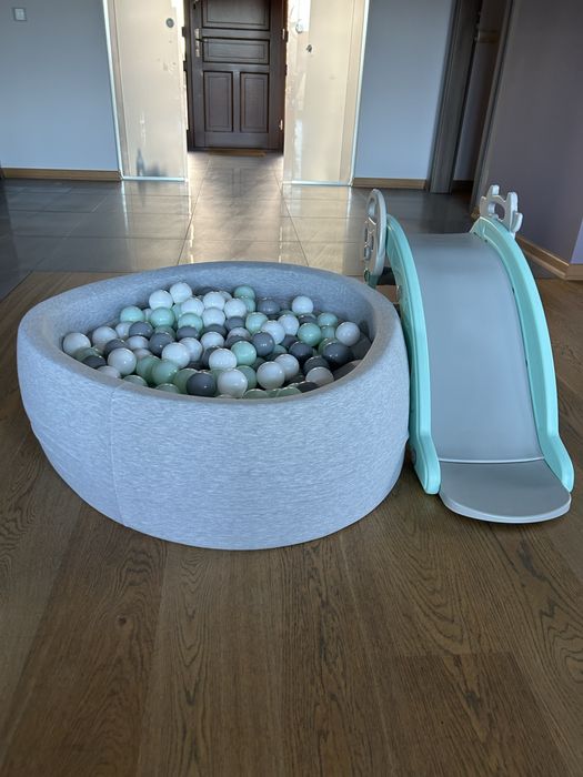 Zjeżdżalnia i konik na biegunach, zabawka 2w1. Plus basen z kulkami