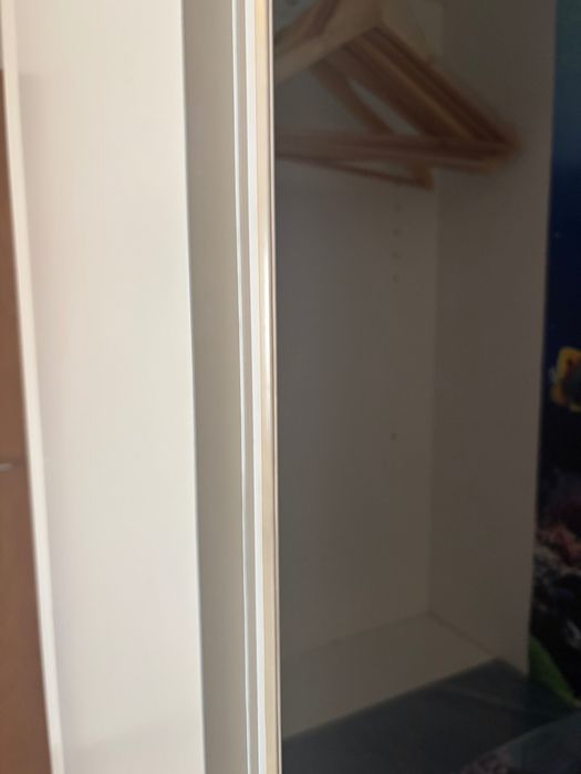 Portas de roupeiro em MDF pintado em branco