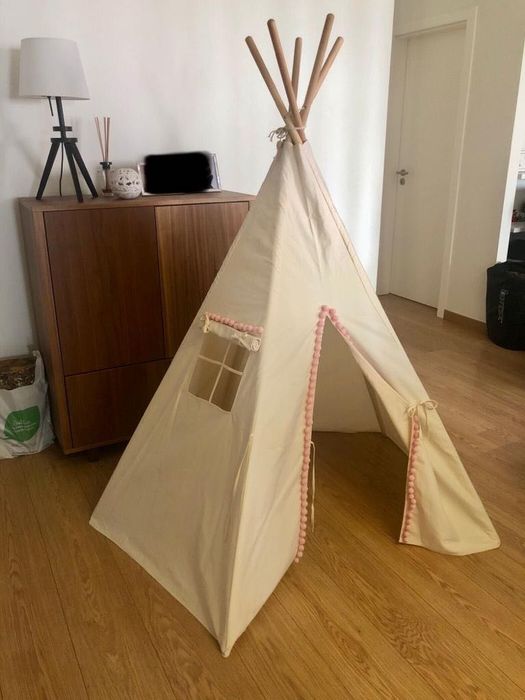 Teepee (tenda) creme com pompons cor de rosa