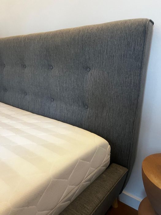 Łóżko tapicerowane do stpialni z materacem i stelażem