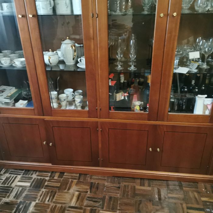 Movel  louceiro em madeira macica. Mede 2.08m de altura. 1.8 de largura e 40.cm de profundidade ,