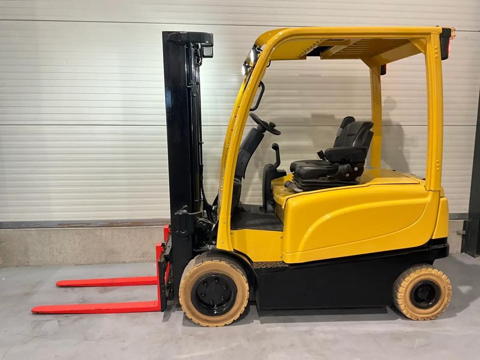 Empilhador Hyster eletrico de 2.5 T.