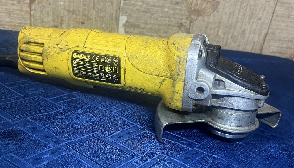 DeWALT DWE4057 Болгарка 125мм 800Вт