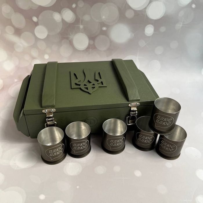 Ящик з чарками з гравіюванням