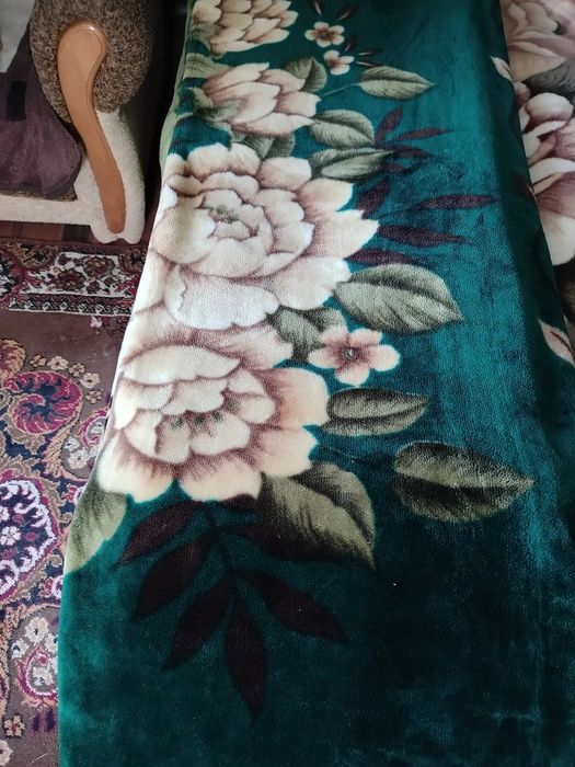 Теплий плед смарагдового кольору.