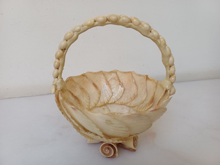 Cesto feito de conchas e búzios