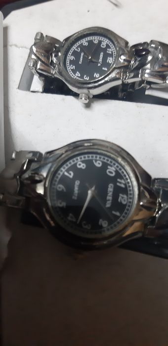 Relógios novos de quartzo