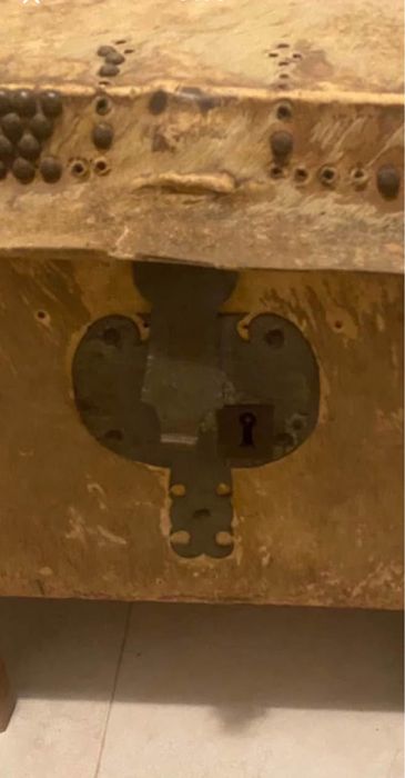 Baú arca em pele com pés removiveis