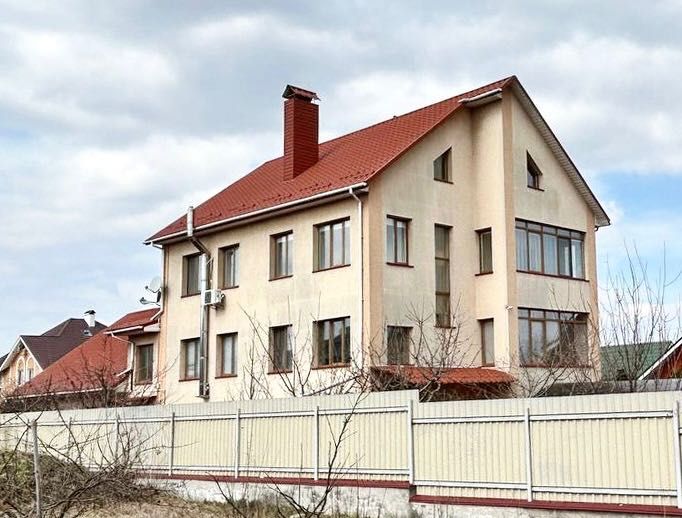 Шикарний будинок у місті, басейн, ділянка 10 соток