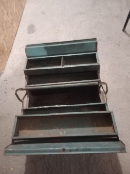 Skrzynka metalowa, narzędziowa z czasów PRL.