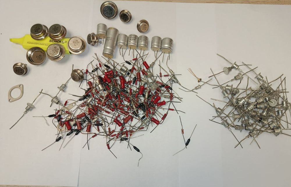 Радиодетали времён СССР транзисторы и конденсаторы