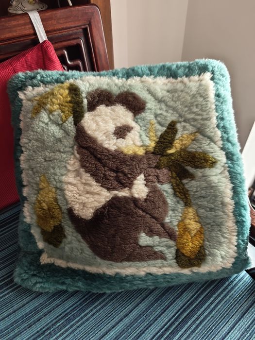 Almofada Decorativa em Lã – Padrão Panda Asiático (Dupla Face)