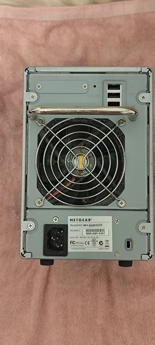 Serwer NAS NETGEAR ReadyNAS NV+ RND4250;  4 zatoki; Śrubki + Kabel; Sprawny 100%