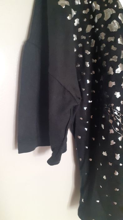 Blusa preta de algodão  com motivos  prateados tamanho large manga pel