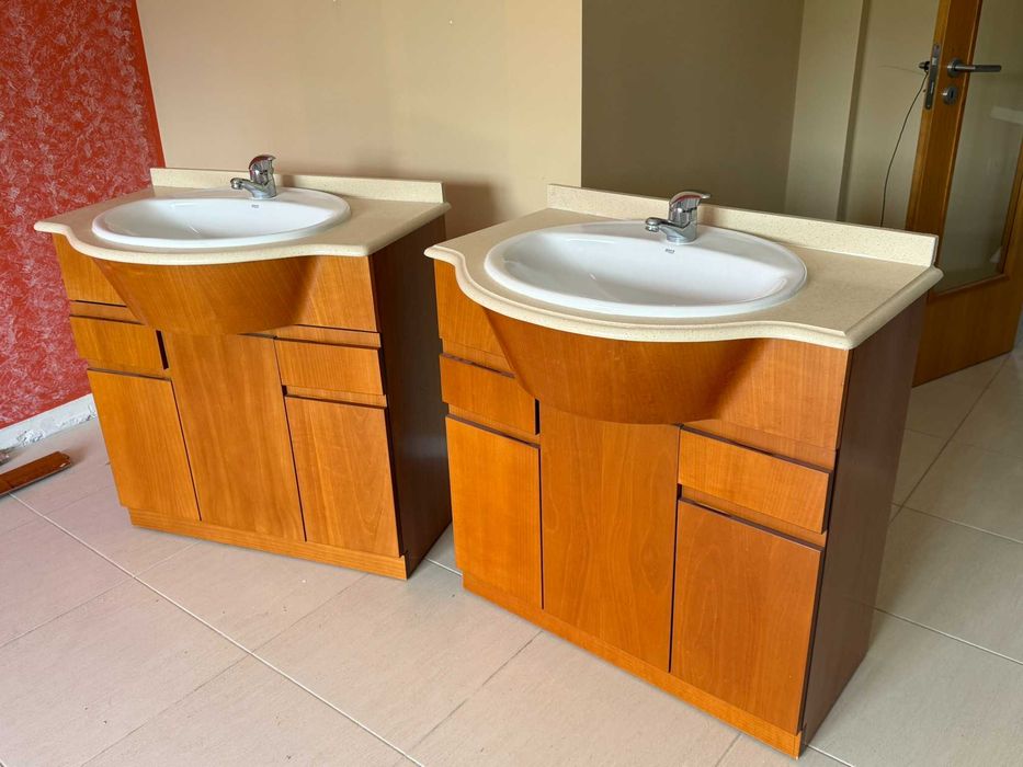 Móvel de Casa de Banho com Lavatório e Torneira Roca.