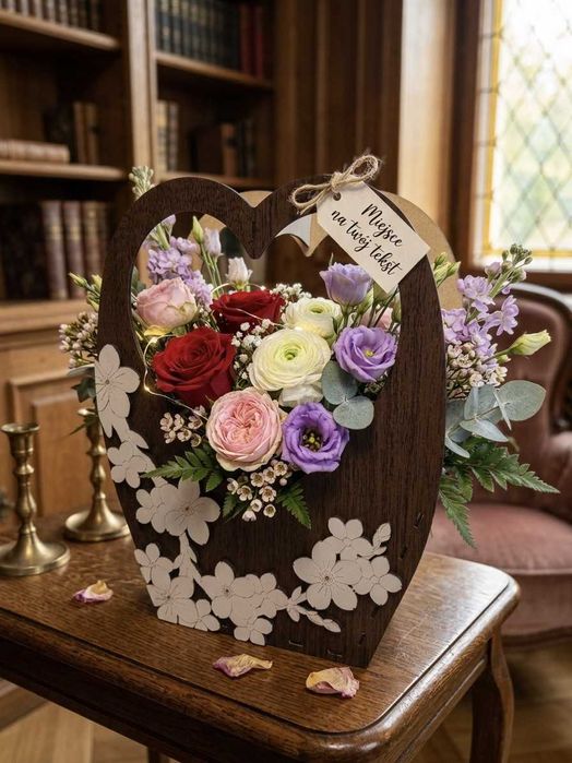 Drewniany Flowerbox "Ażurowe Serce" – Elegancja i Trwałość