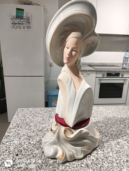 Busto feminino de porcelana marca GALOS