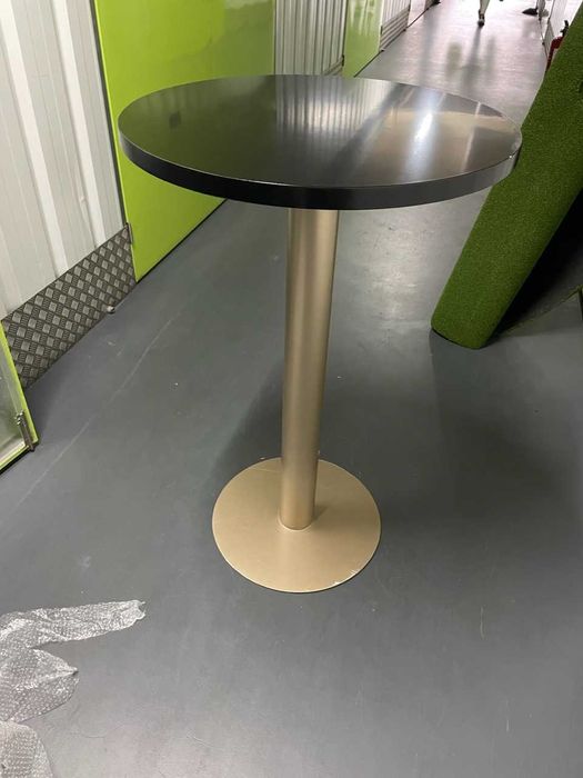 Mesa de pé alto dorado e tampo preto