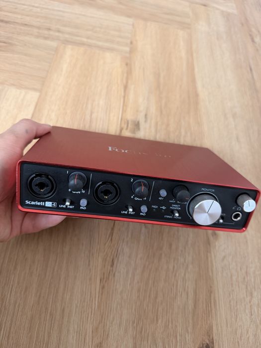 Focusrite Scarlett 2i4 z kablem stan bdb
