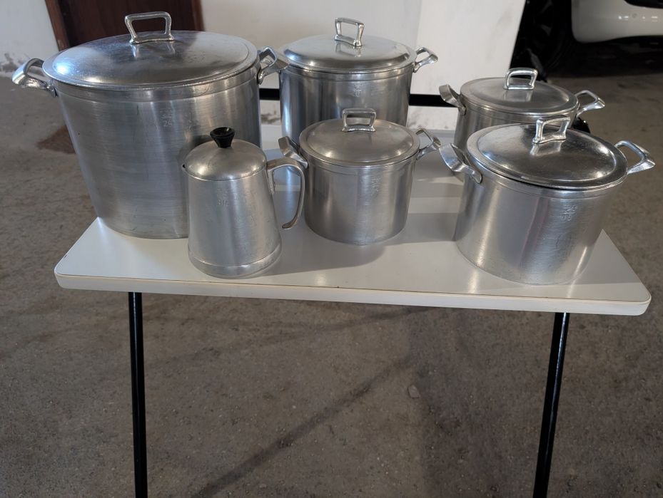 Conjunto de panelas + cafeteira em alumínio fundido.