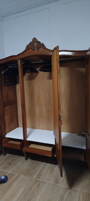 Roupeiro de madeira em excelente estado de conservação